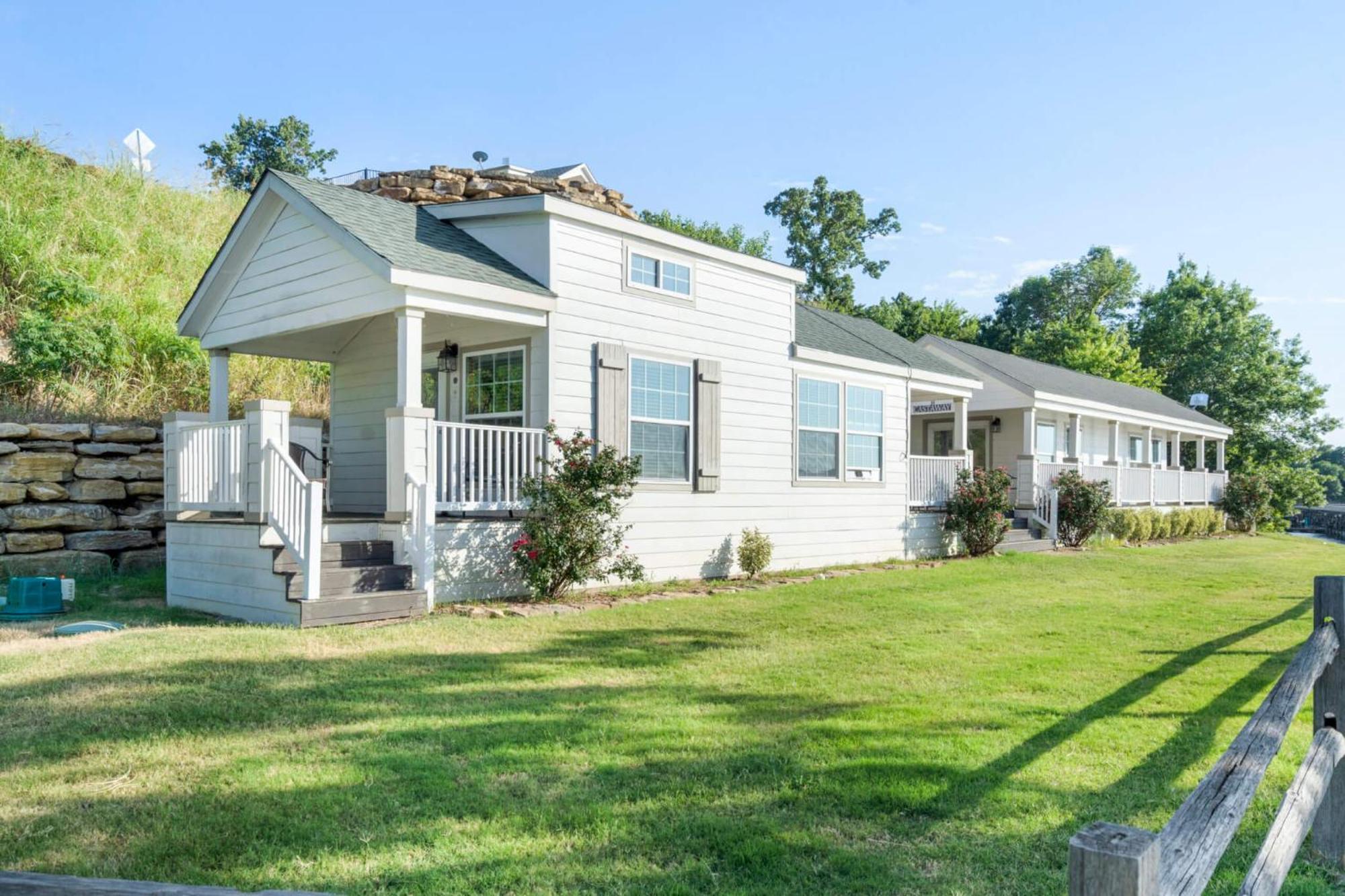 Crosstimbers Marina And Cottages Sperry エクステリア 写真